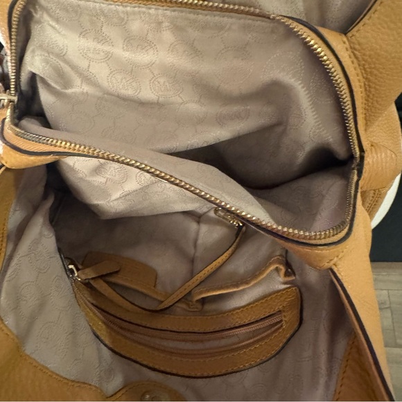 🧡 Michael Kors Soft Pebbled Leather Shoulder Hobo Bag 🧡 - Picture 2 of 5